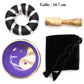 Intérieur bol tibétain violet de 10,7 cm avec un symbole Yin Yang doré, bordure dorée, accompagné d'un fuseau en bois, d'un coussin noir et argent, ainsi que d'un sac.