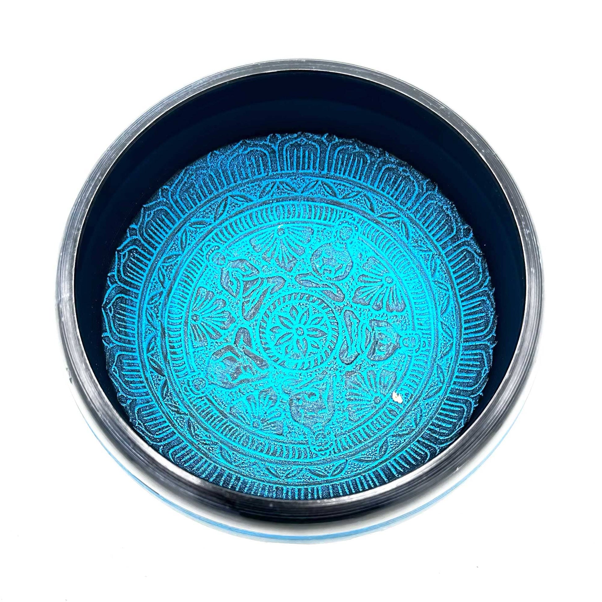 Intérieur d'un bol tibétain bleu avec cinq Bouddhas gravés.