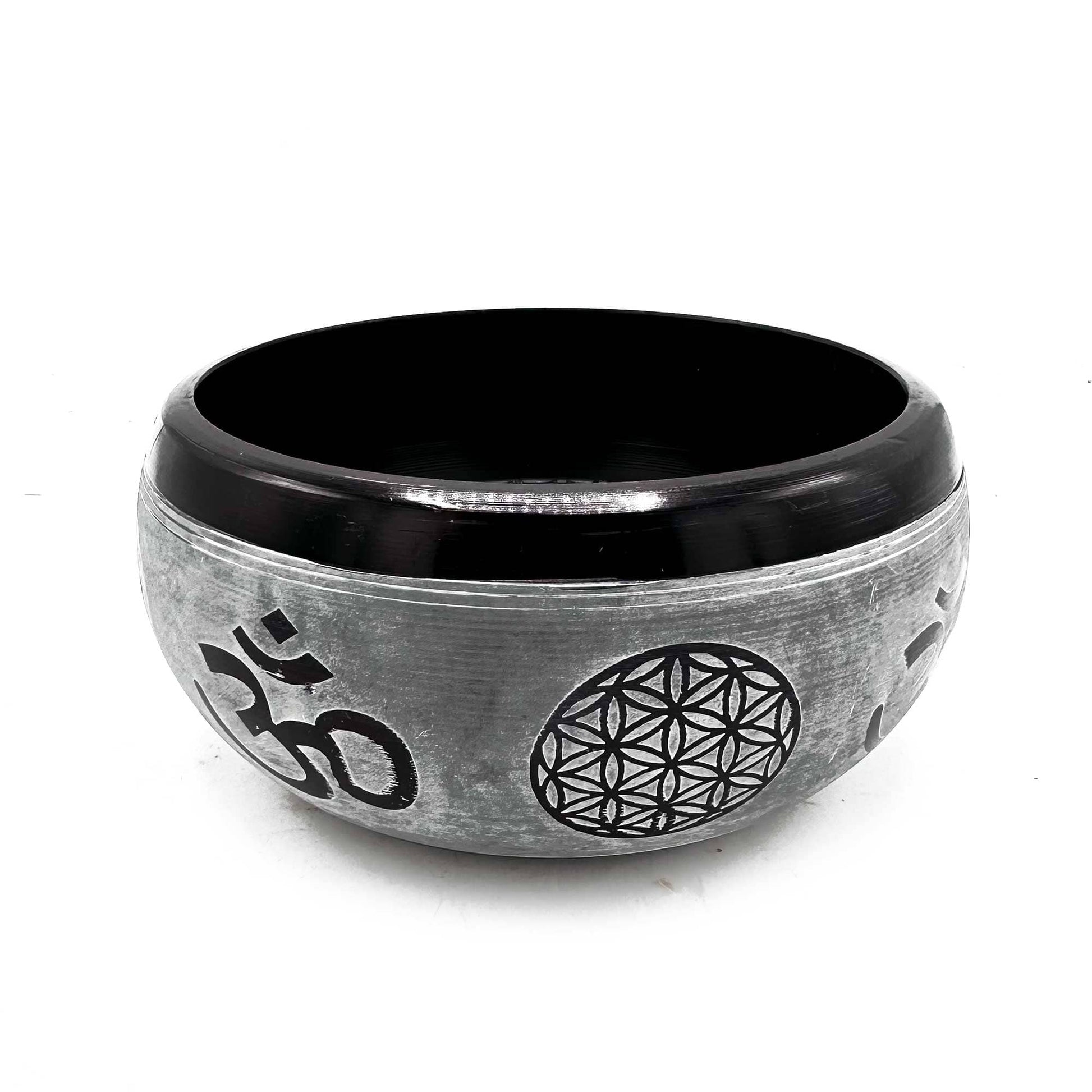 Un bol tibétain gris en poudre de terre, décoré de mandala et OM noir..