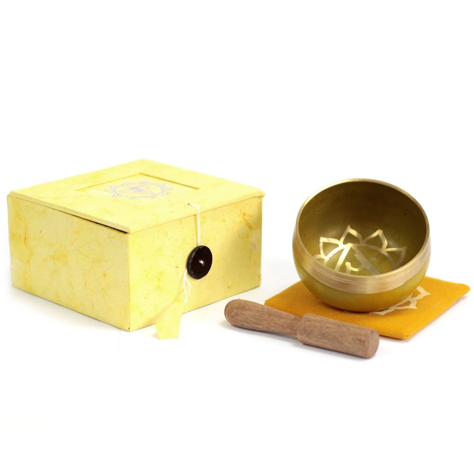 Coffret fermé jaune contenant un bol tibétain jaune avec une bordure dorée. À l'intérieur, le symbole du Chakra Plexus Solaire doré, posé sur un tapis jaune, accompagné d'un fuseau en bois.