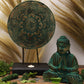 Statue Bouddha en bois avec mandalas décoratifs en vert présentée sur support rustique avec bougie et décor d'épis de blé et feuillages.