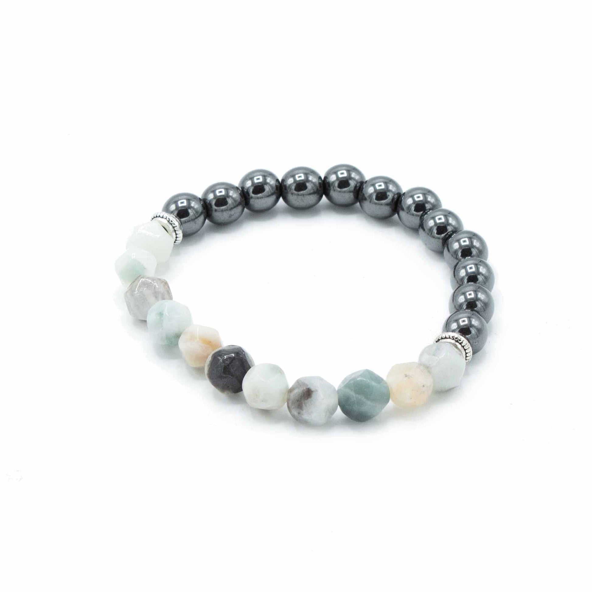 Un bracelet avec des pierres magnétique et de jade des montagne