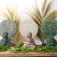 Collection de trois statues Bouddha en bois avec mandalas décoratifs en bleu, blanc et vert, présentées sur support rustique avec décor d'épis de blé et feuillages.