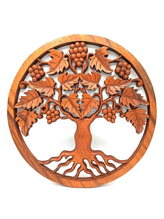 Tableau rond sculpté en bois de qualité, représentant la Vigne de Vie. Avec ses détails raffinés et ses motifs entrelacés, il symbolise la croissance, la fertilité et l'équilibre, apportant une touche d'élégance naturelle à tout espace.