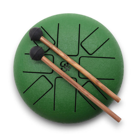 Tambour Hapi Om Vert Profond - 16 cm, avec un bâton posé sur le dessus, mettant en valeur la profondeur de sa couleur et le motif Om central.