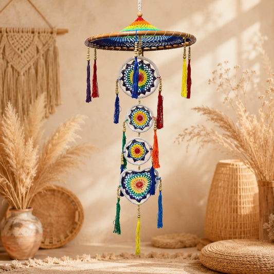 Grand attrape-rêve arc-en-ciel à 4 cercles crochetés colorés avec parasol multicolore et pompons chakras.