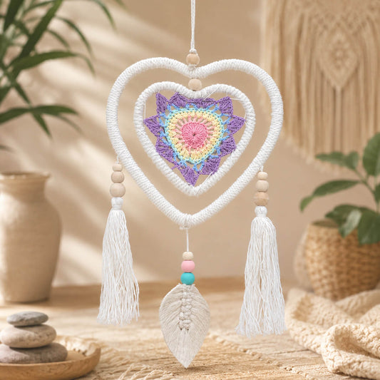 Attrape-rêve en double cœur macramé blanc avec mandala crocheté pastel violet jaune rose et deux pompons.