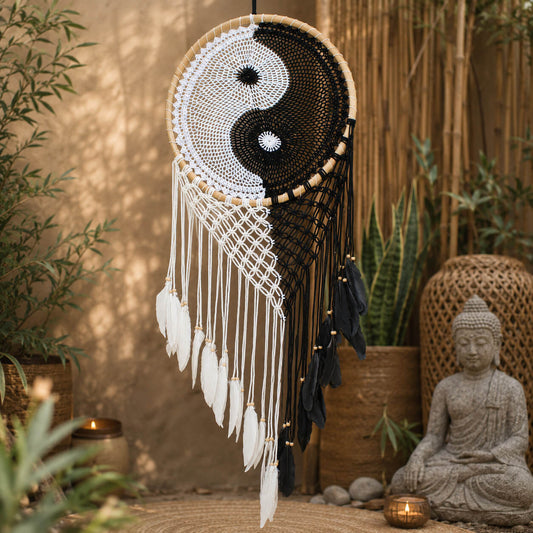 Grand attrape-rêve yin yang crocheté noir et blanc avec macramé contrasté et plumes blanches et noires assorties.