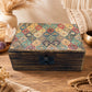 Boîte à bijoux en bois de manguier avec couvercle aux motifs persans façon céramique orientale multicolore.