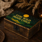 Boîte à bijoux en bois de manguier avec couvercle peint Stay Wild Moon Child sur ciel nocturne étoilé et palmiers.