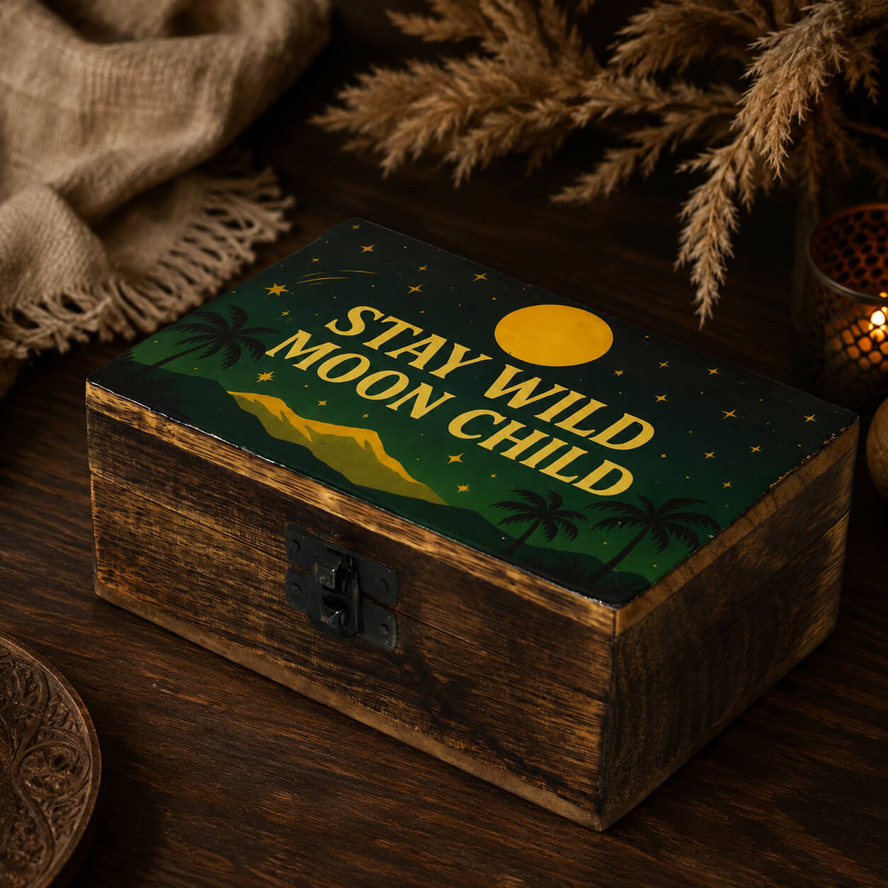 Boîte à bijoux en bois de manguier avec couvercle peint Stay Wild Moon Child sur ciel nocturne étoilé et palmiers.
