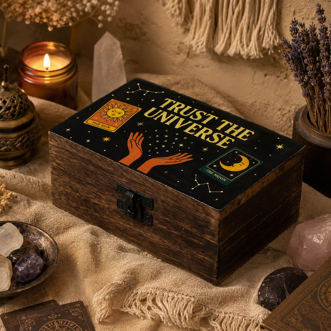 Boîte à bijoux en bois de manguier avec couvercle Trust The Universe orné des cartes de tarot Le Soleil et La Lune.