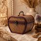 Boîte à bijoux style vintage 1920 coffret bombé avec fleurs en relief embossé et poignée baroque en laiton.