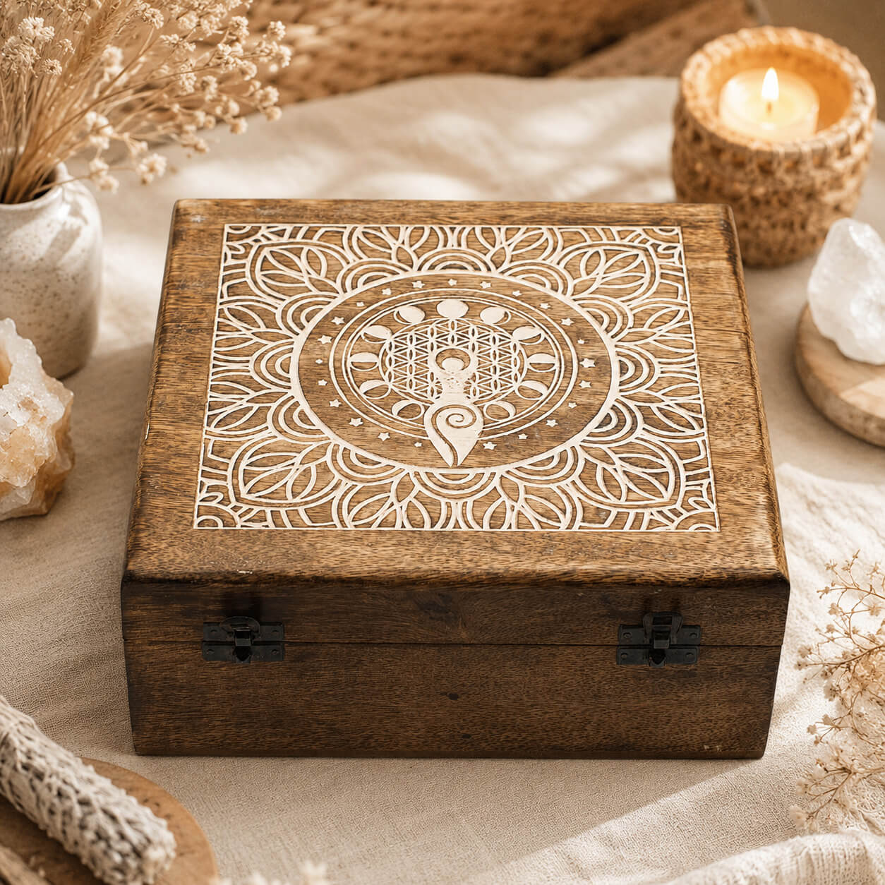 Grande boîte à bijoux en bois de manguier gravée d'une Déesse de la Lune Fleur de Vie et mandala floral.