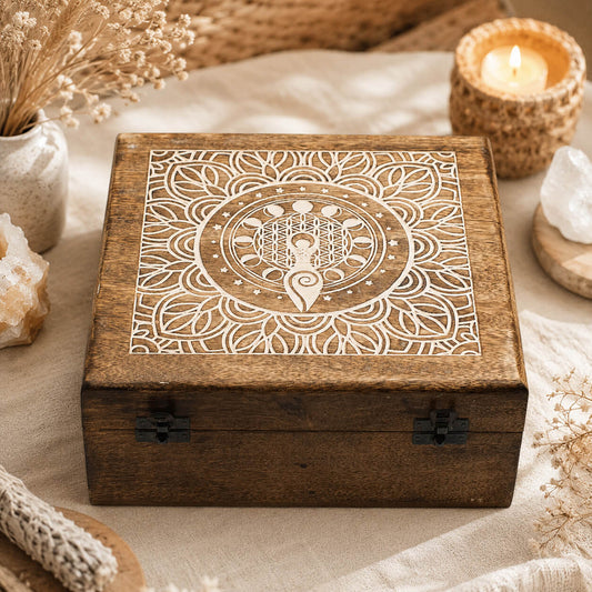 Grande boîte à bijoux en bois de manguier gravée d'une Déesse de la Lune Fleur de Vie et mandala floral.