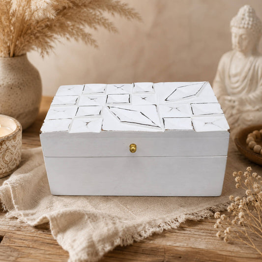 Boîte à bijoux blanche en bois avec couvercle en mosaïque géométrique.
