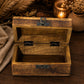 Boîte à bijoux en bois de manguier ouverte montrant l'intérieur brut et le fermoir métallique vintage.