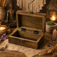 Boîte à bijoux You Are Stardust ouverte montrant l'intérieur en bois brut et le fermoir métallique noirci.