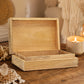 Boîte à bijoux Bouddha blanc ouverte, intérieur en bois naturel et charnières apparentes.
