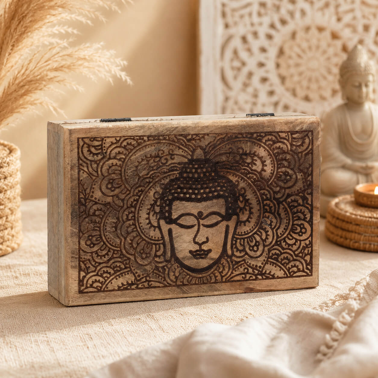 Boîte à bijoux rectangulaire en bois avec visage de Bouddha gravé en noir.