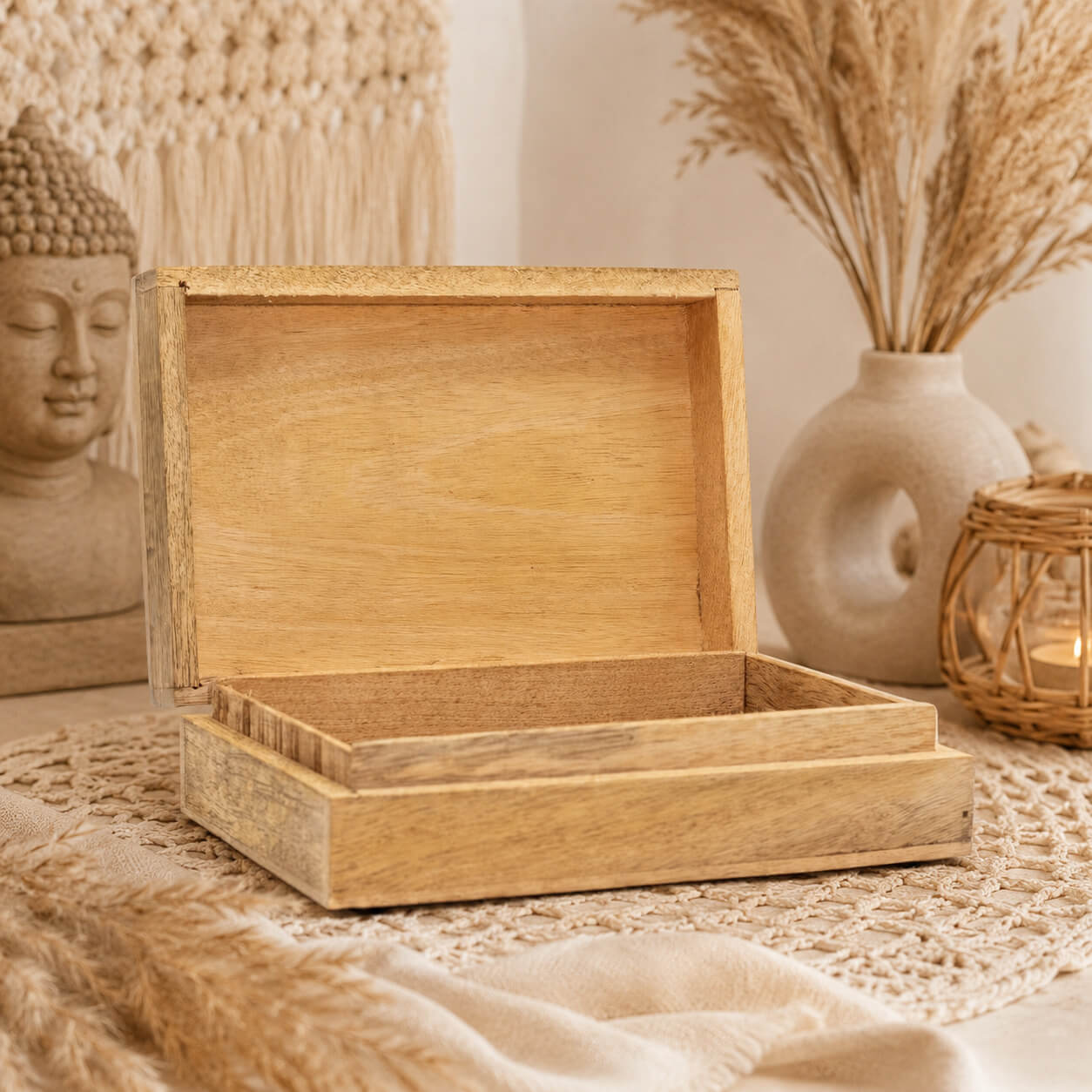Boîte à bijoux Bouddha ouverte, plateau amovible et intérieur en bois naturel.