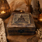 Boîte à bijoux carrée en bois avec silhouette de Bouddha en méditation sculptée.