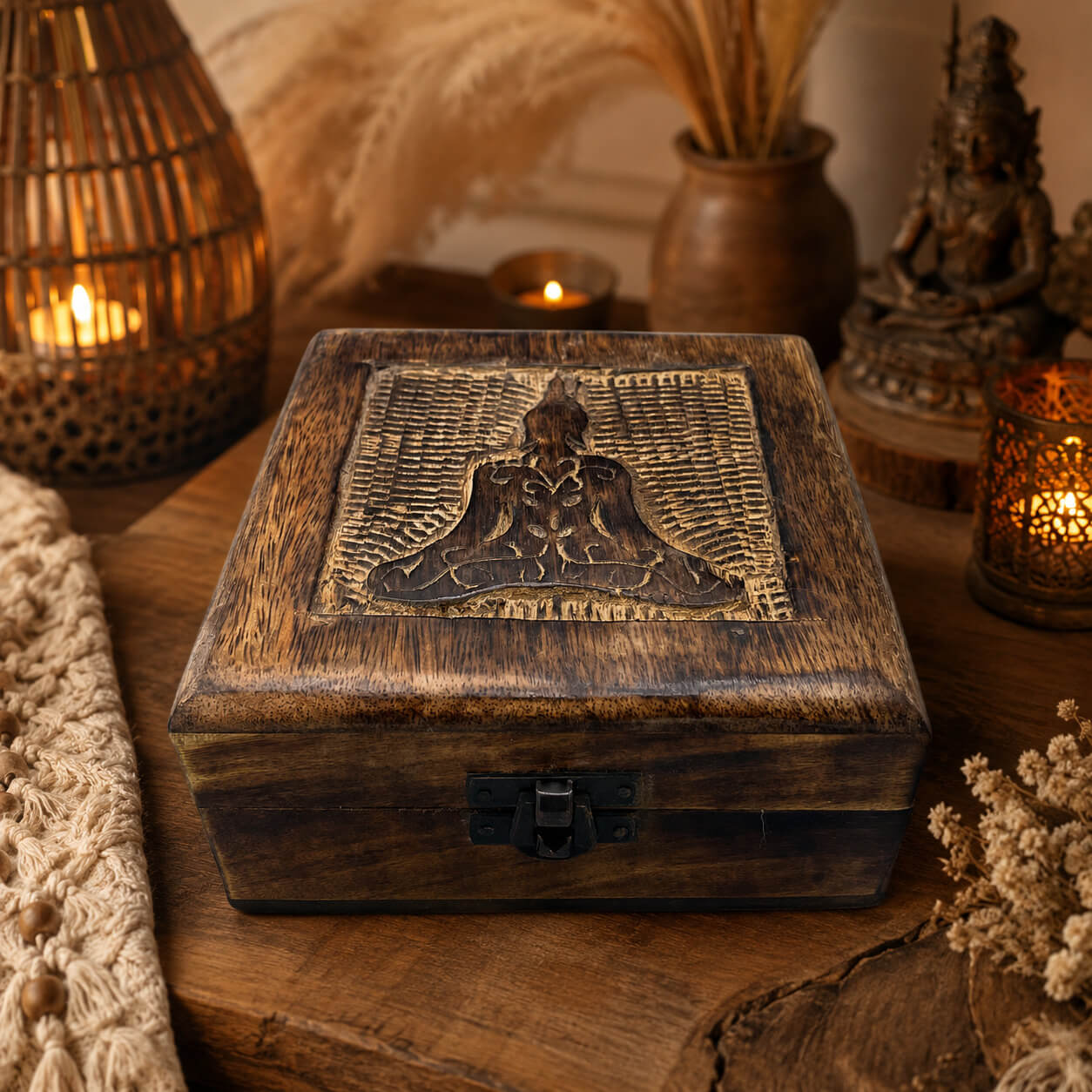 Boîte à bijoux carrée en bois avec silhouette de Bouddha en méditation sculptée.