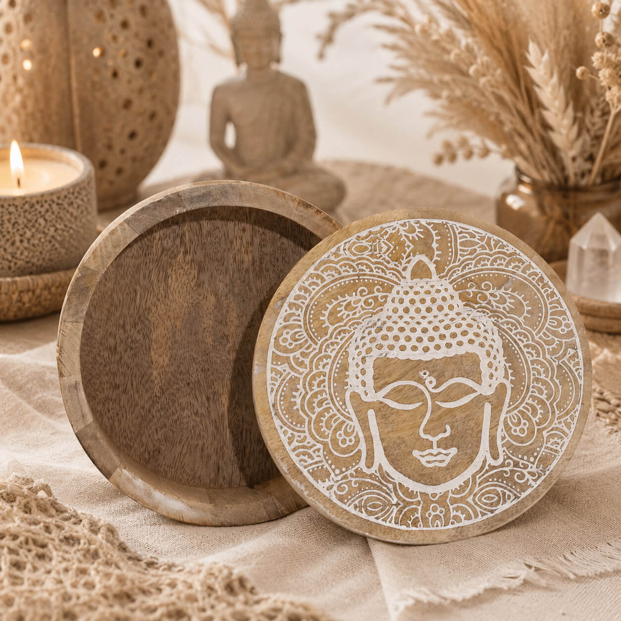 Boîte à bijoux Bouddha ouverte, intérieur en bois naturel.