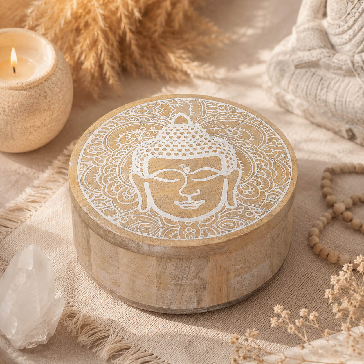 Boîte à bijoux ronde en bois avec visage de Bouddha et mandala blanc.