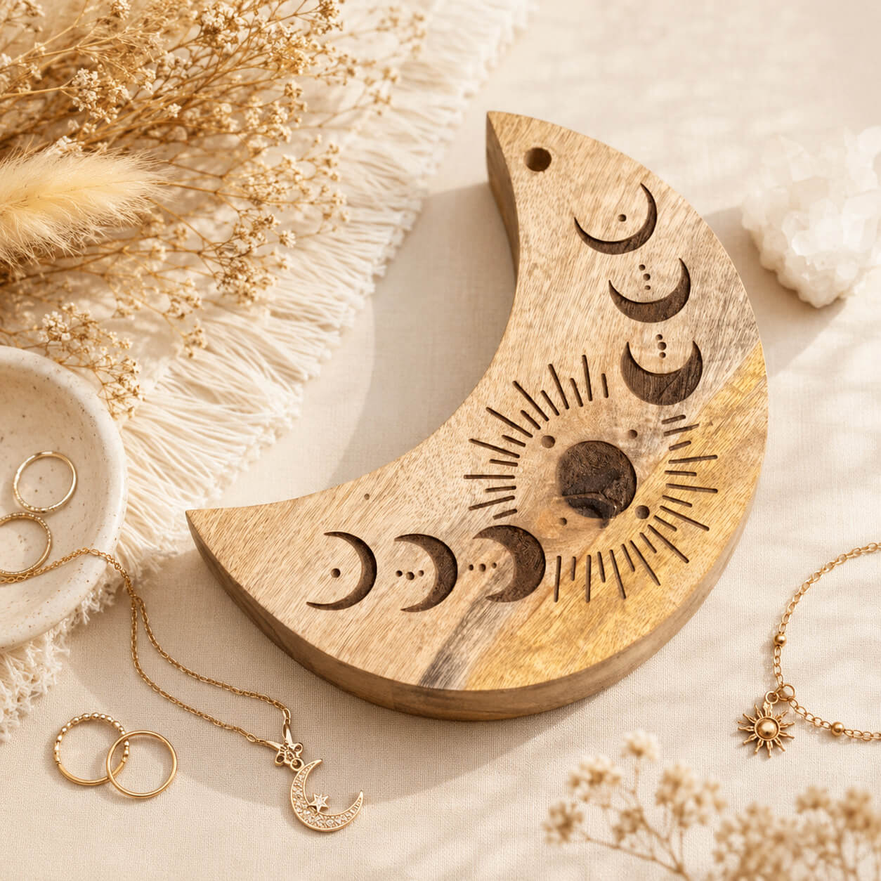 Boîte à bijoux en bois en forme de croissant de lune avec gravures de phases solaires et lunaires