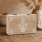 Boîte à bijoux rectangulaire en bois avec Main de Fatma Hamsa peinte en blanc.