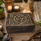 Boîte à bijoux en bois sculpté avec symbole Om et motifs floraux en relief.