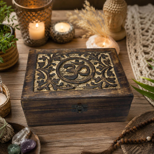Boîte à bijoux en bois sculpté avec symbole Om et motifs floraux en relief.