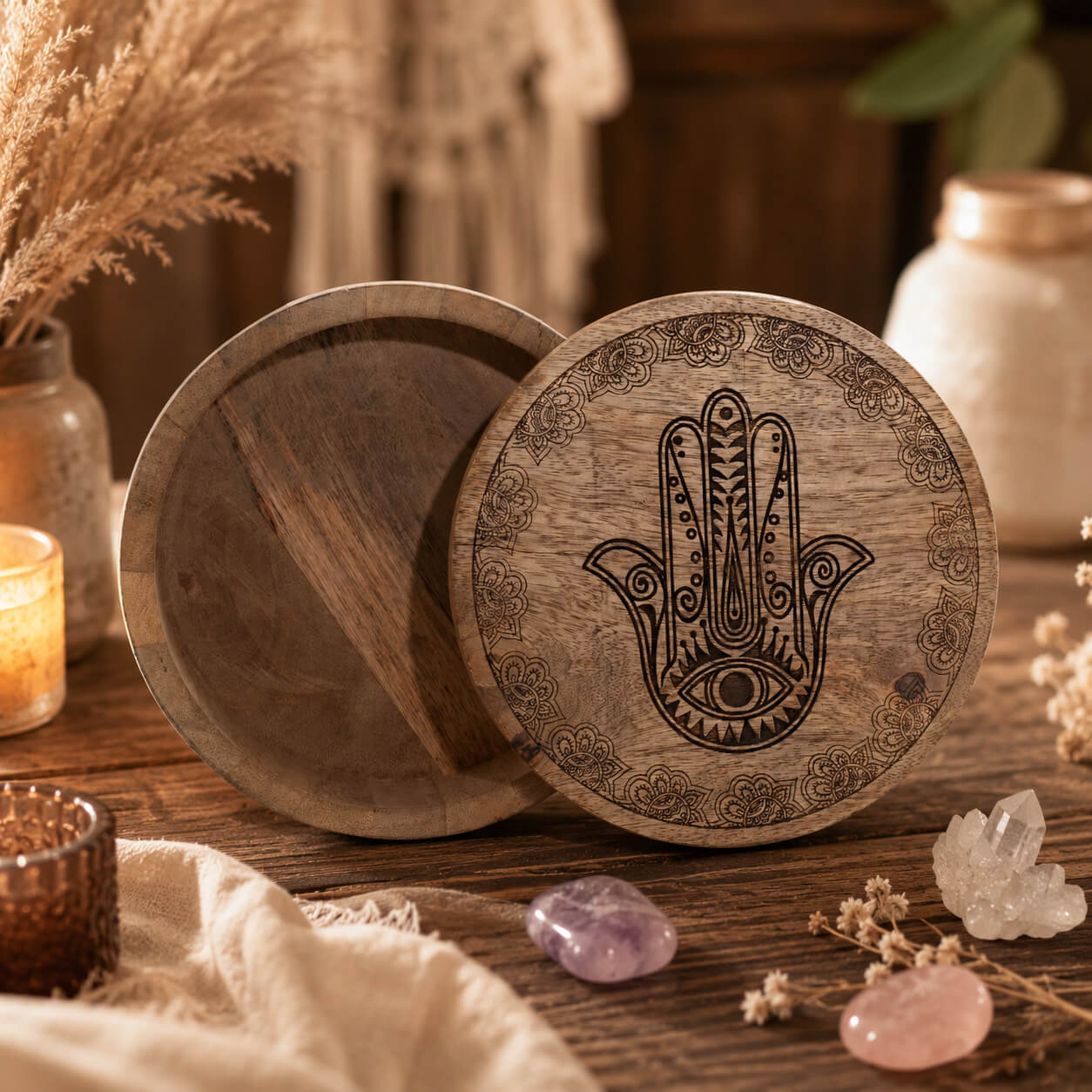 Boîte à bijoux ronde Main de Fatma ouverte, intérieur en bois naturel.