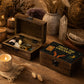 Boîte à bijoux Trust The Universe ouverte contenant cristaux et objets rituels en ambiance divinatoire chaleureuse.