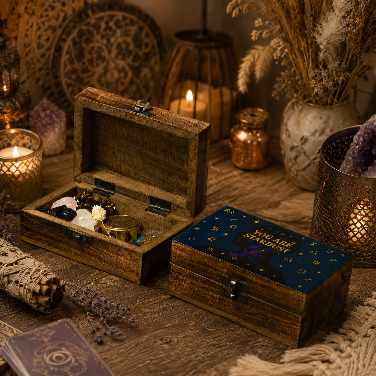 Boîte à bijoux You Are Stardust ouverte contenant cristaux quartz et objets rituels en ambiance mystique nocturne.