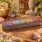 Boîte à encens en stéatite lilas, couvercle gravé des sept chakras en dégradé du violet au rouge, côtés percés de trous