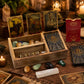 Boîte de tarot trois sections avec cristaux, sauge et cartes disposés en mise en scène