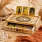 Boîte de tarot en bois gravé de motifs soleil, lune et étoiles avec cartes en démonstration