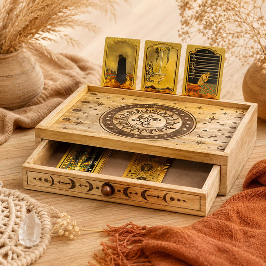 Boîte de tarot en bois gravé de motifs soleil, lune et étoiles avec cartes en démonstration