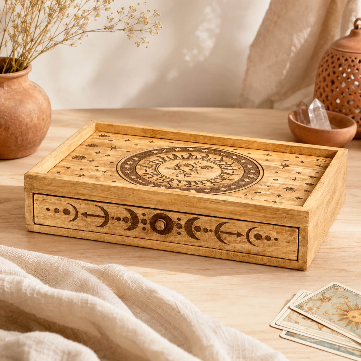 Boîte de tarot en bois avec tiroir orné de phases lunaires gravées