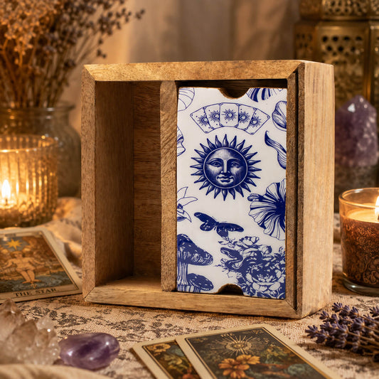 Détail du panneau en céramique de la boîte de tarot montrant fleurs, papillon et champignon