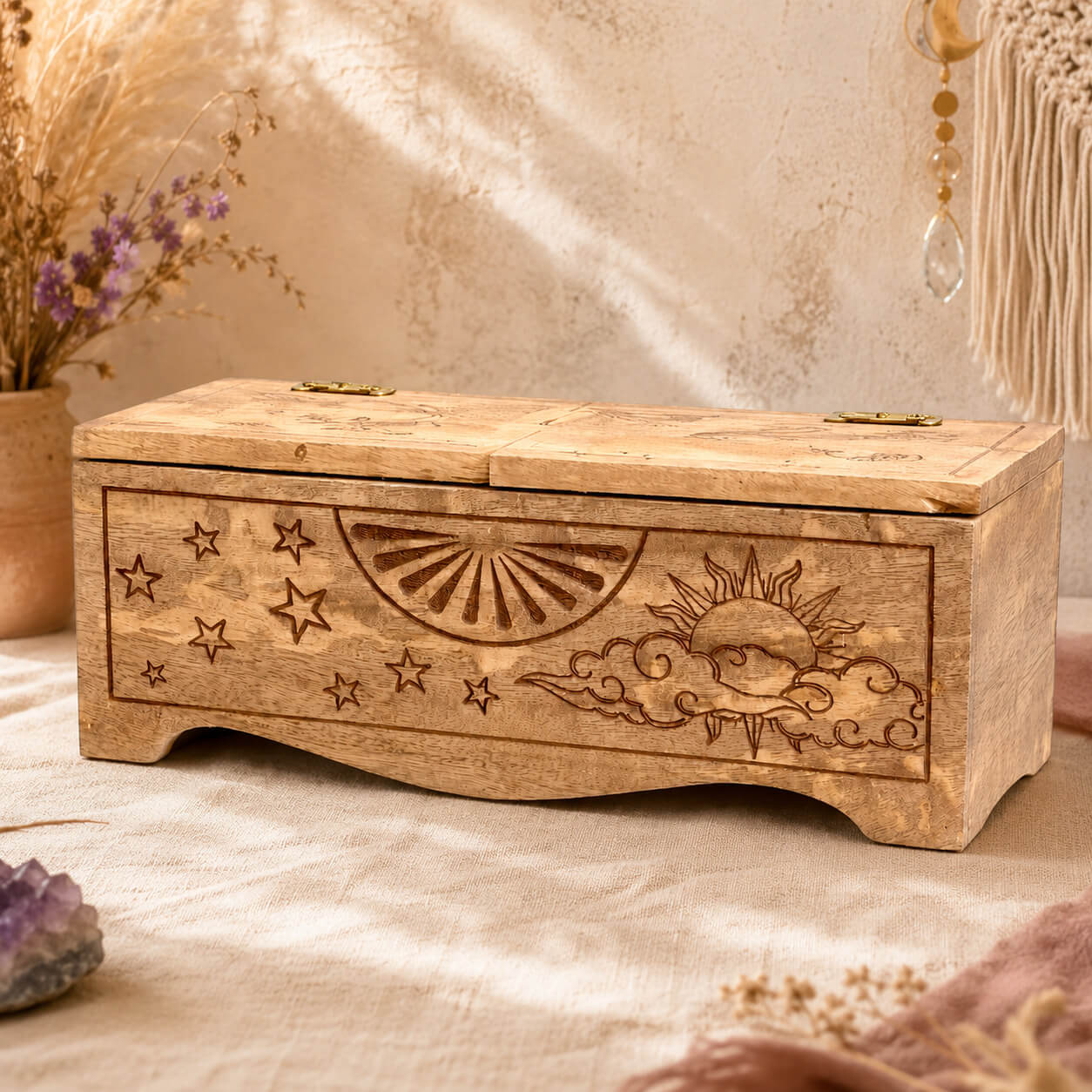 Boîte de tarot en bois à couvercles coulissants gravés d'étoiles et de motifs solaires