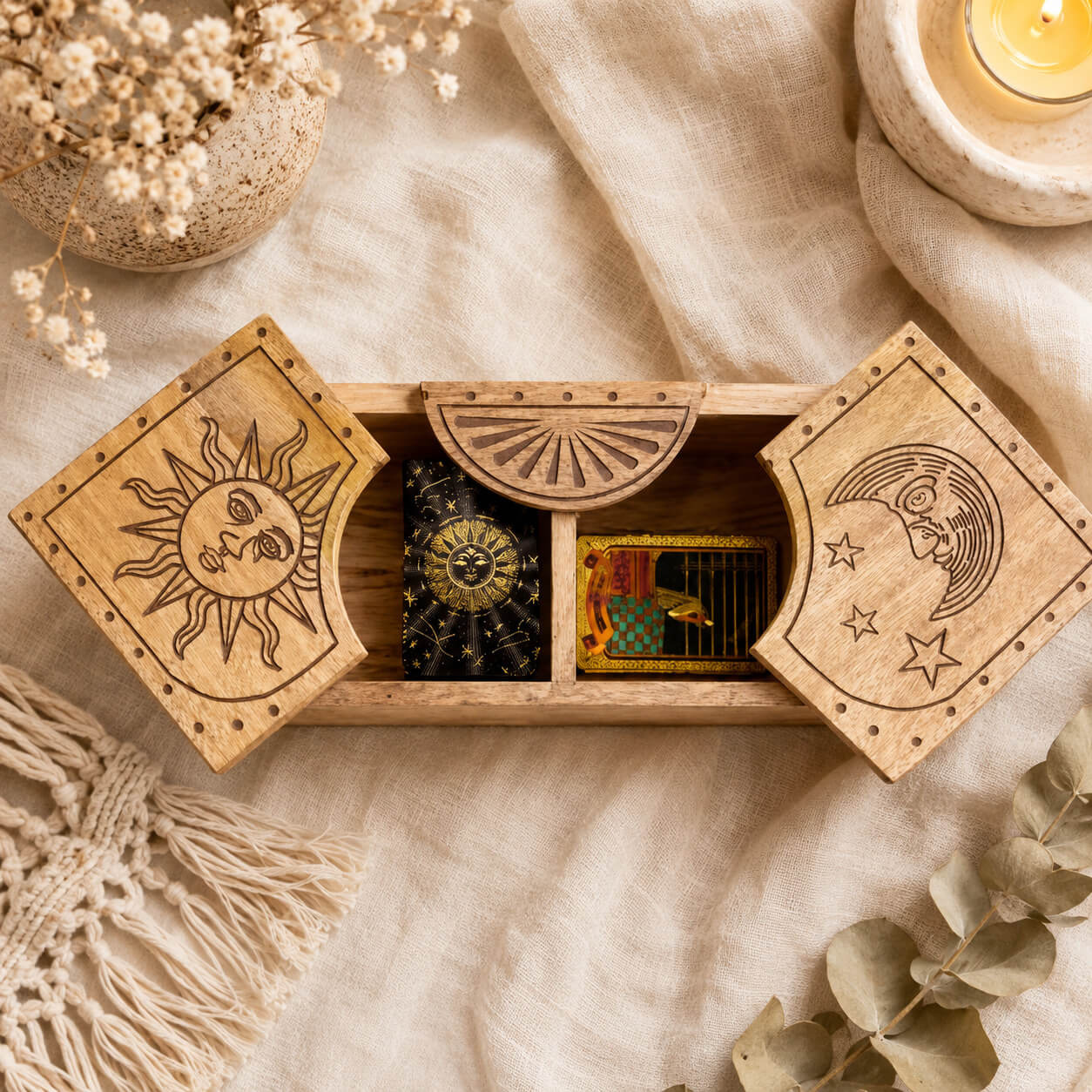 Boîte de tarot ouverte montrant les gravures soleil et lune et les compartiments intérieurs