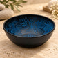 Bol chantant noir mat de 20 cm, intérieur gravé de champignons et de fleurs bleu vif