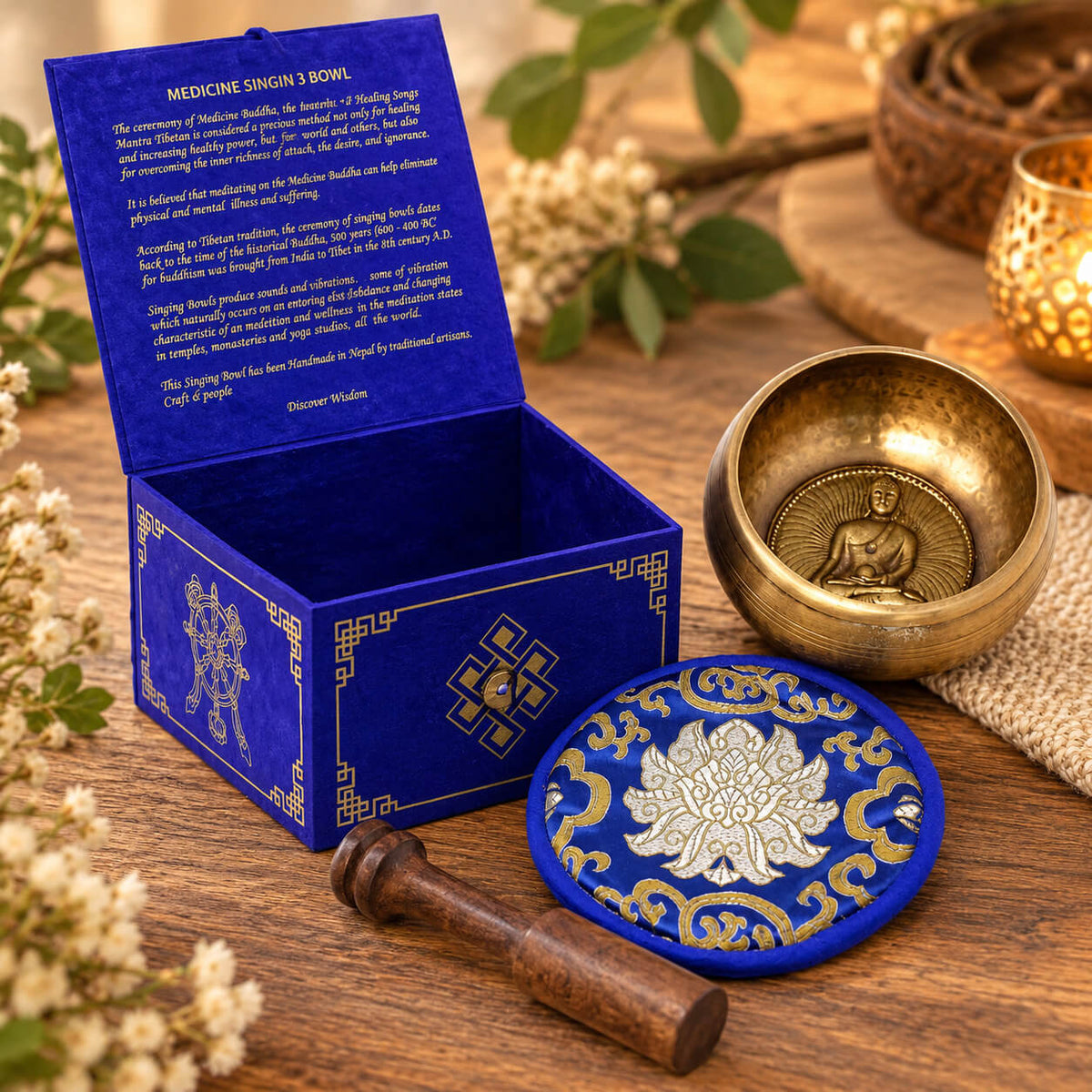 Coffret bleu ouvert près du bol chantant martelé, Bouddha de Médecine en relief au fond du bol
