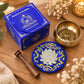 Coffret bleu et or du Bouddha de Médecine avec bol chantant doré, coussin en brocart bleu et bâton en bois