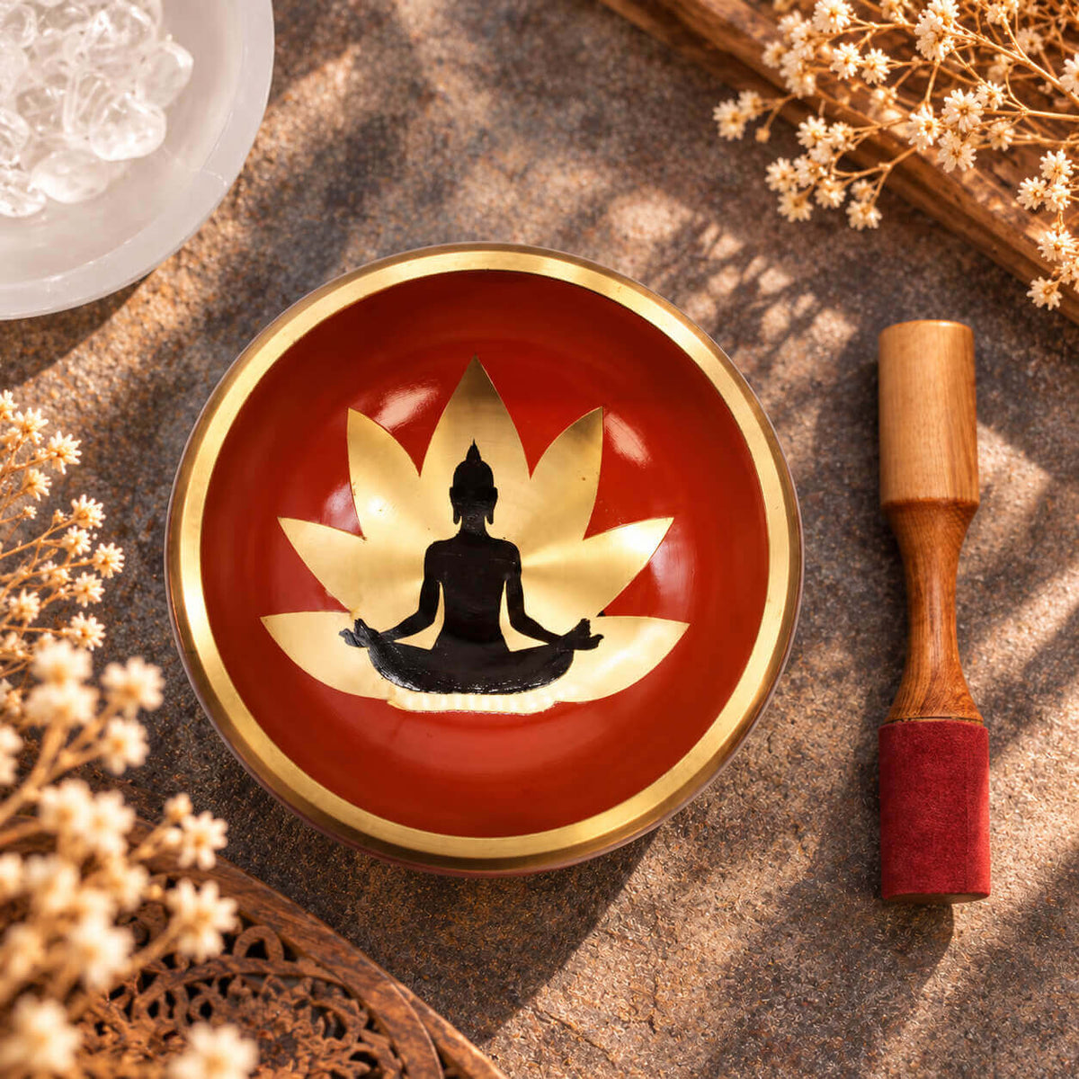 Intérieur orange d'un bol chantant tibétain, Bouddha noir en méditation sur un lotus doré, bâton à embout rouge à côté