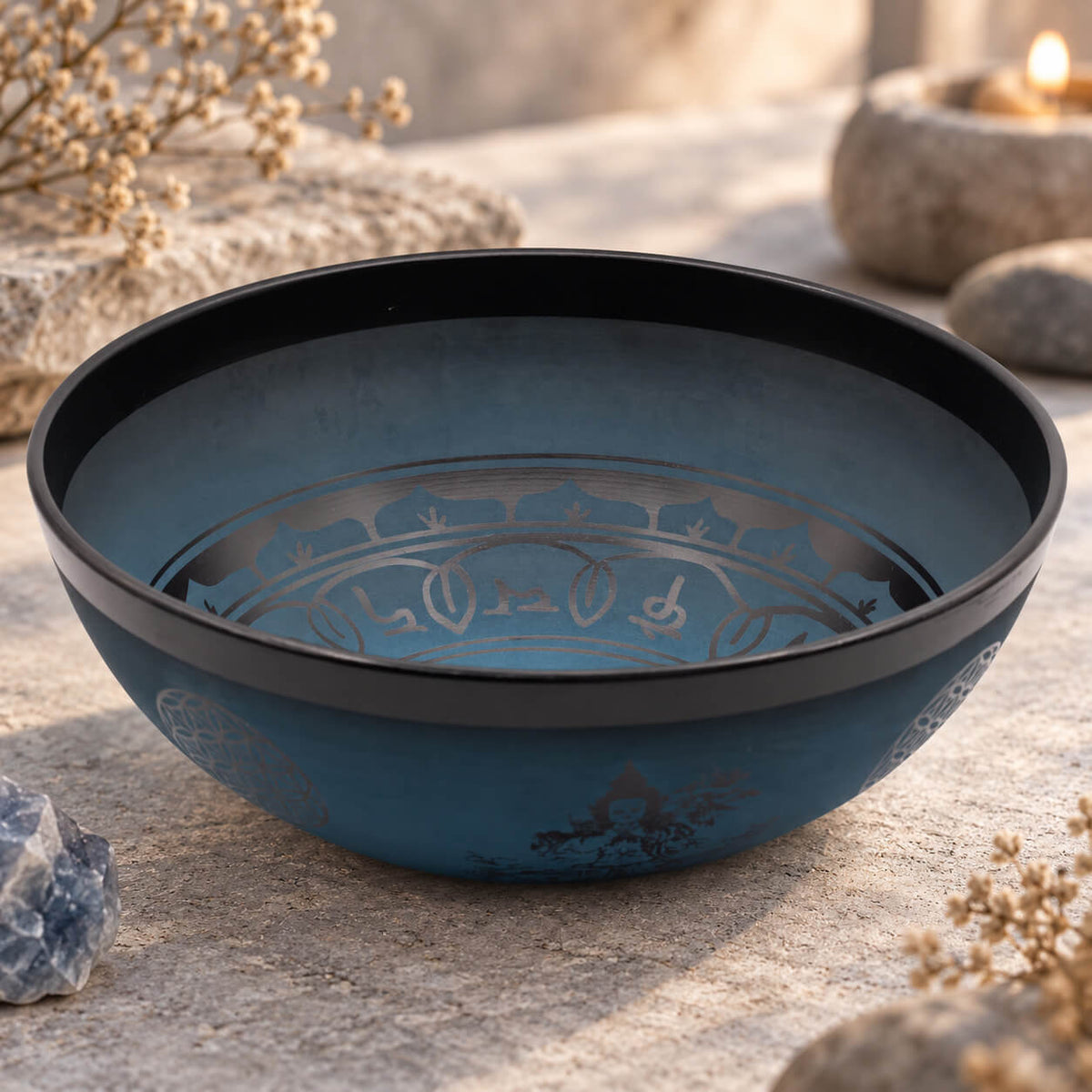 Grand bol chantant tibétain bleu mat à rebord noir, orné de fleurs de vie et de divinités assises