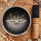 Fleur de lotus dorée au fond du bol chantant tibétain noir